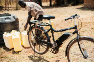 A Karaa electric bike with jerrycans in the field