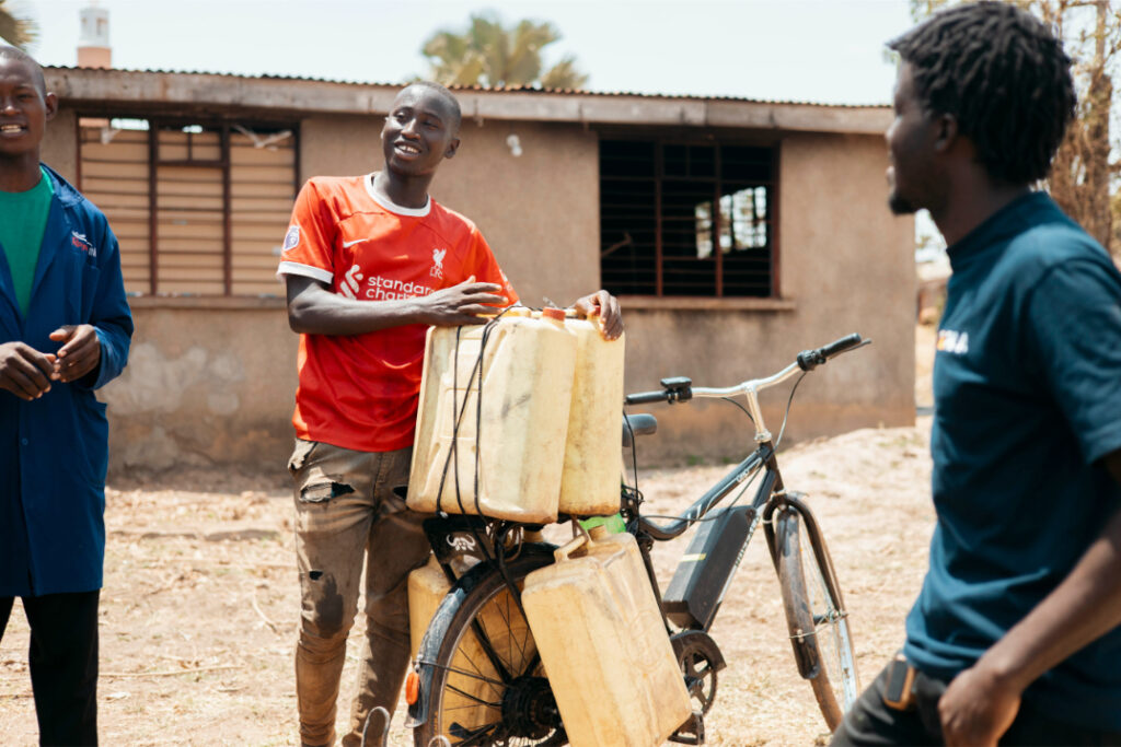 Loading jerrycans onto a Karaa bike