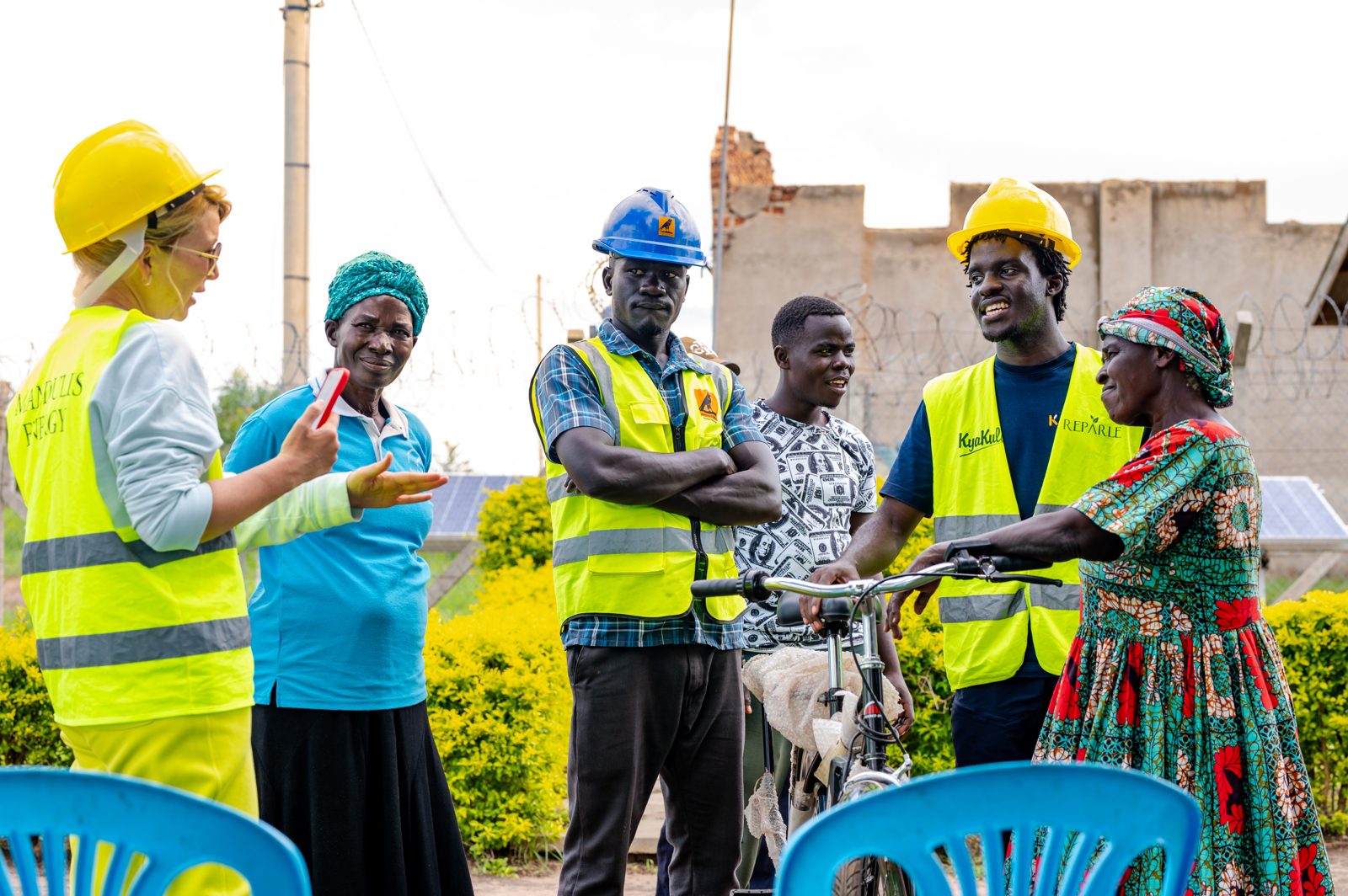Karaa staff demonstrate an e-bike to community members